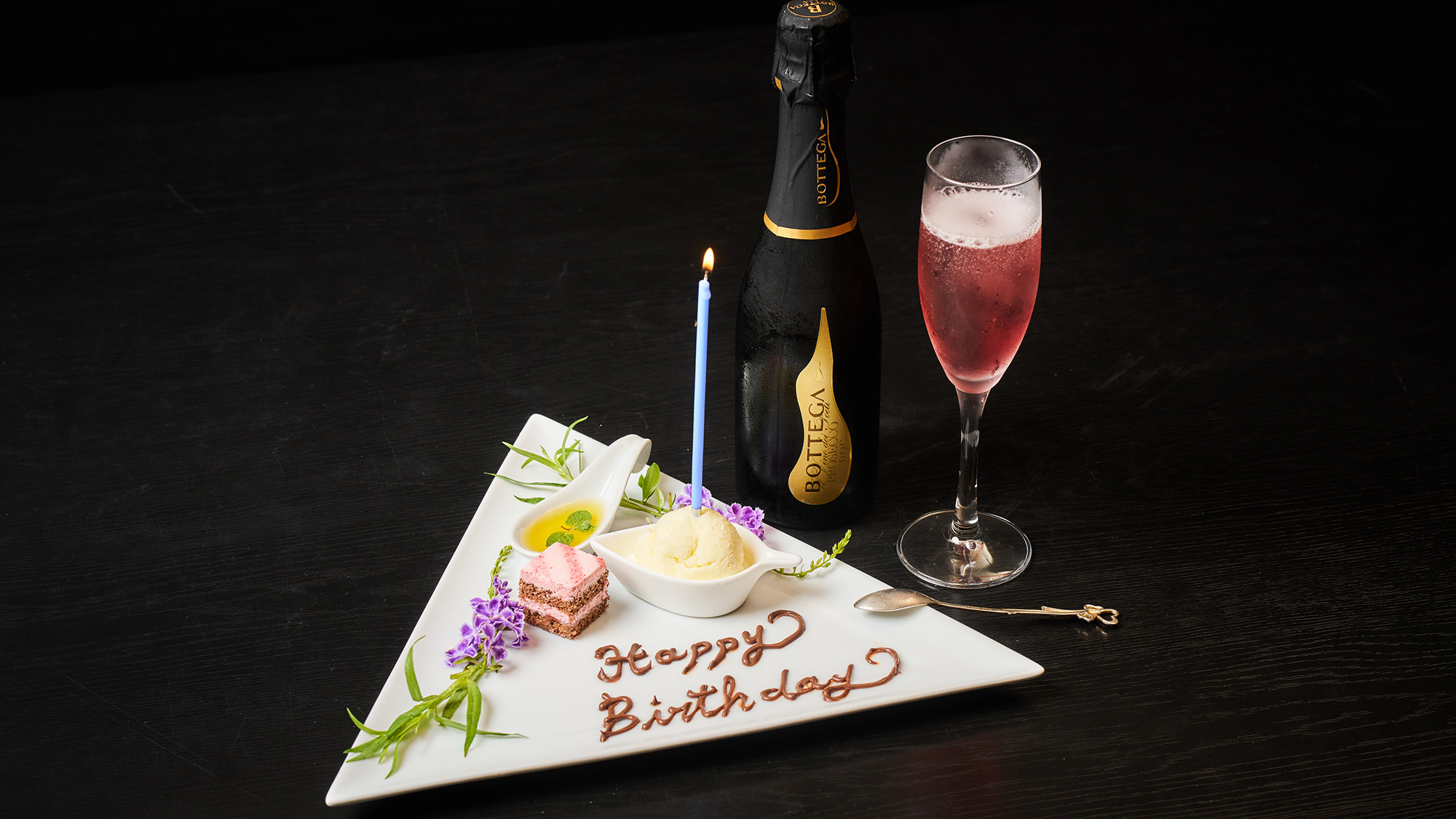 ・【記念日プレート】記念日プランでは、ボトルワイン1本とデザートに添えたメッセージでお祝いいただけま