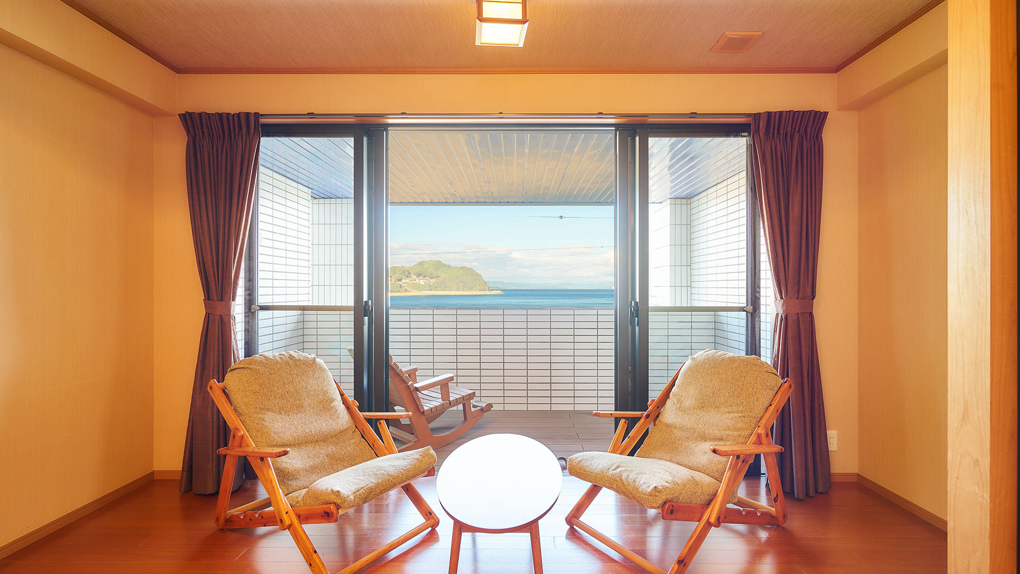 ・【客室／月】お部屋から海を一望できます。美しい景色を眺めながら癒しのひと時をお過ごしください