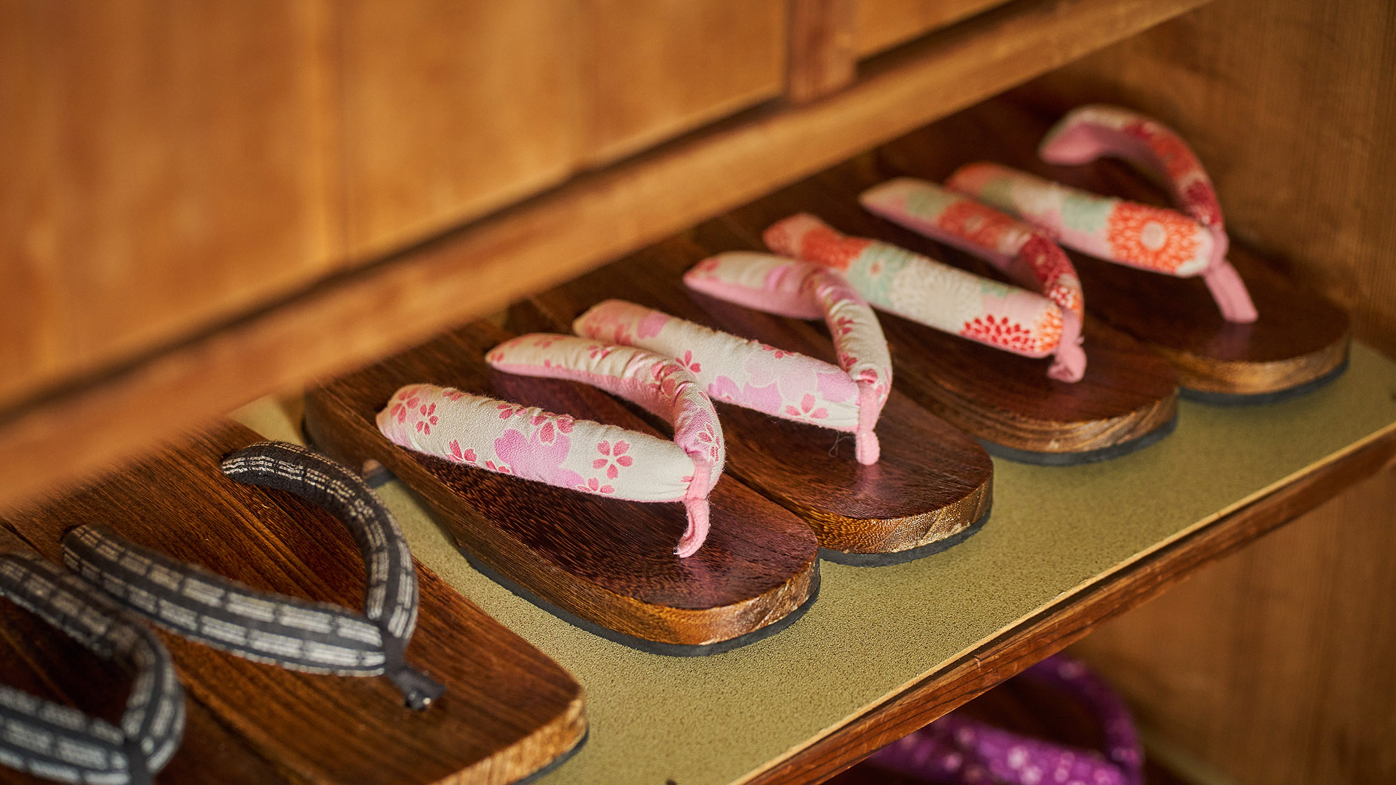 ・【エントランス】外出の際には下駄をご利用いただけます。お好きなデザインをお選びください