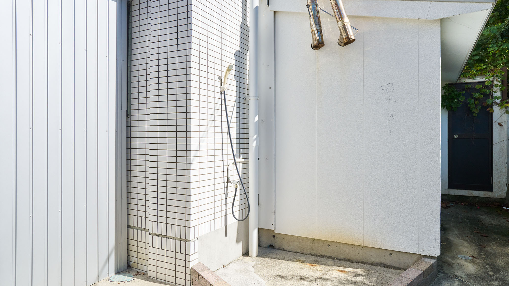 ・【施設設備】室外シャワーのご用意もございます。夏場に海遊びなどをされた際はご利用ください