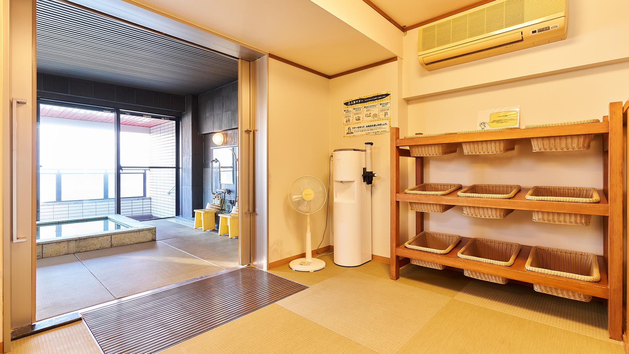 ・【脱衣所】広々とした脱衣所です。エアコンも完備しており、お風呂上りも快適にお過ごしいただけます