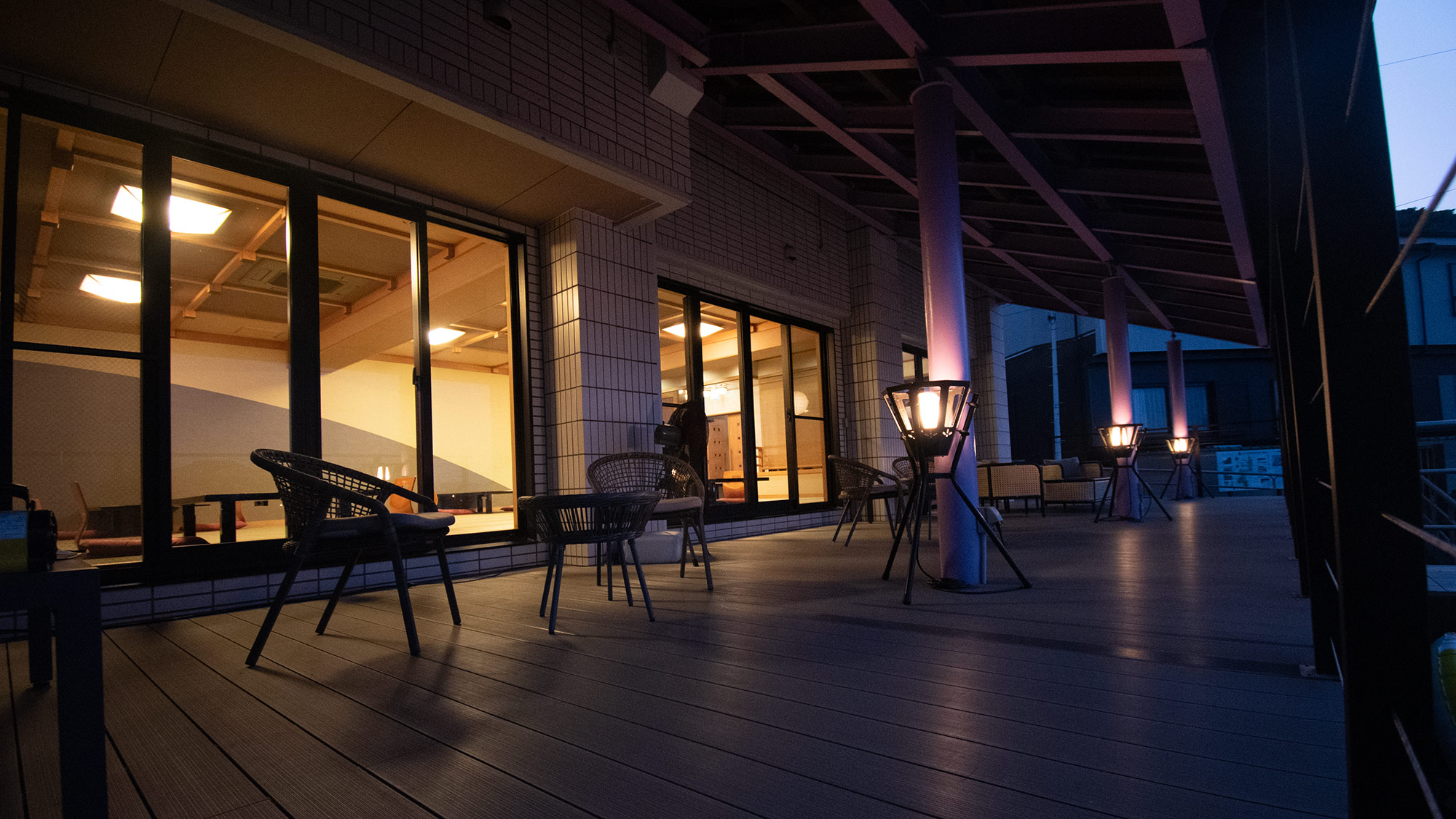 ・【夜のシーサイドテラス】夜の海を見ながらのんびりお寛ぎいただけます