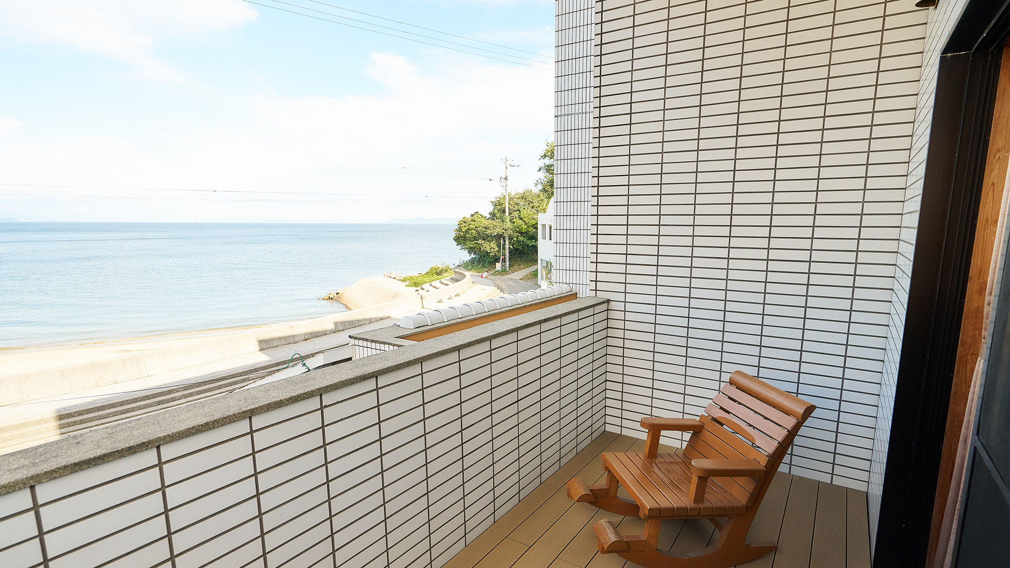 ・【客室／虹】バルコニーには椅子を設置しております。腰掛けながら、景色と波音をお楽しみください