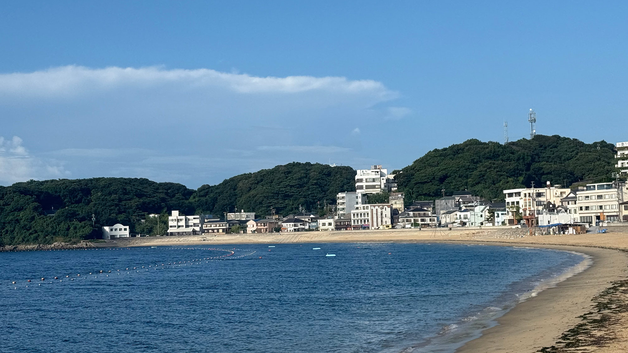・【海水浴場】天然砂浜が約800mも続く弓形のビーチです