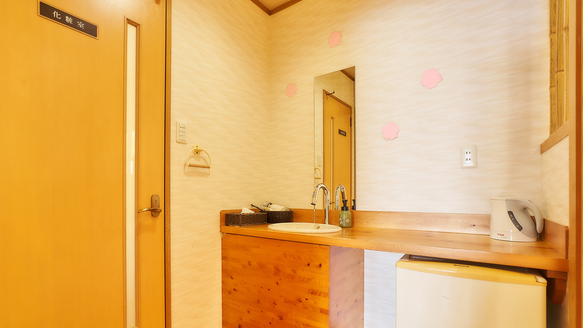 ・【客室／星】鏡付きの洗面台は使いやすい広さです。寝る前の支度や朝の支度も快適に行えます