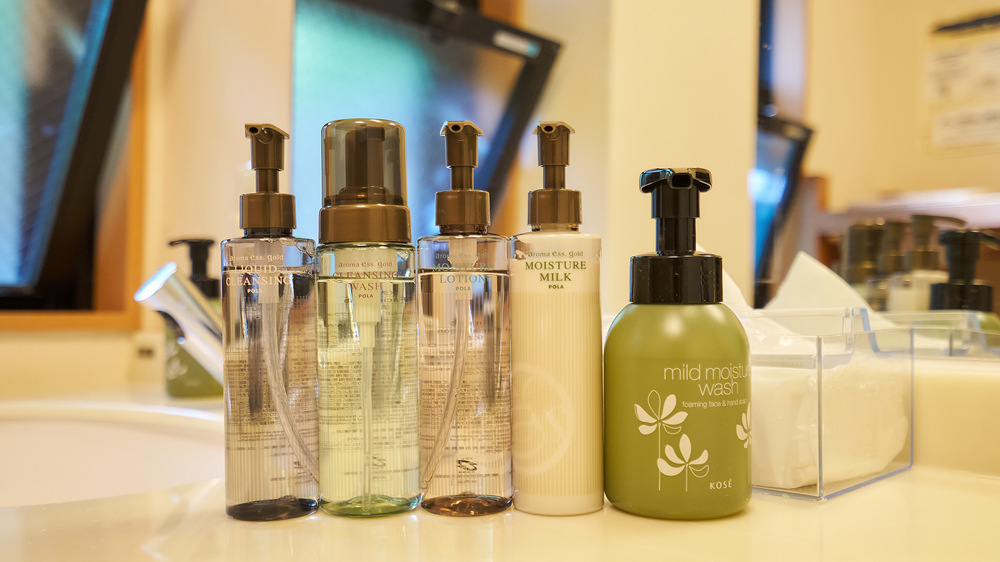 ・【大浴場／アメニティ】POLA製のクレンジングやスキンケア製品をご用意。洗顔料はKOSE製です