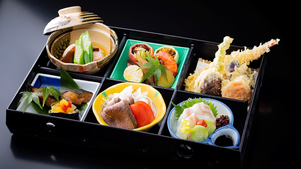 【2食付：美山の幸弁当】美山の味を閉じ込めた松花堂風の六つ割の和風お弁当で！