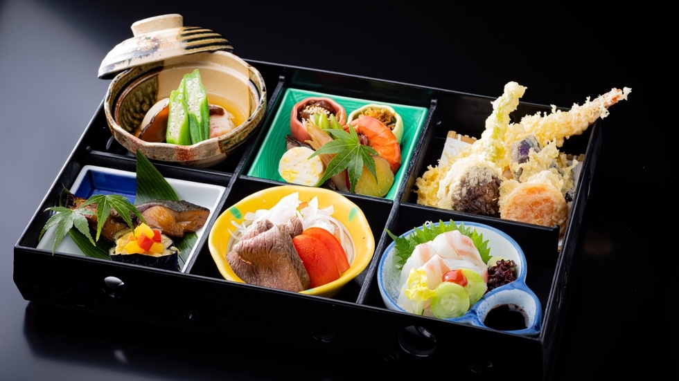 【2食付：美山の幸弁当】美山の味を閉じ込めた松花堂風の六つ割の和風お弁当で！