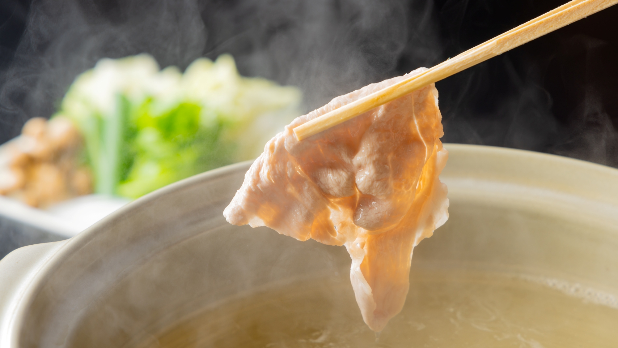 *【京丹波高原豚しゃぶしゃぶ】寒暖差の激しい環境とこだわりの飼料からうまれる甘い霜降りは絶品（一例）