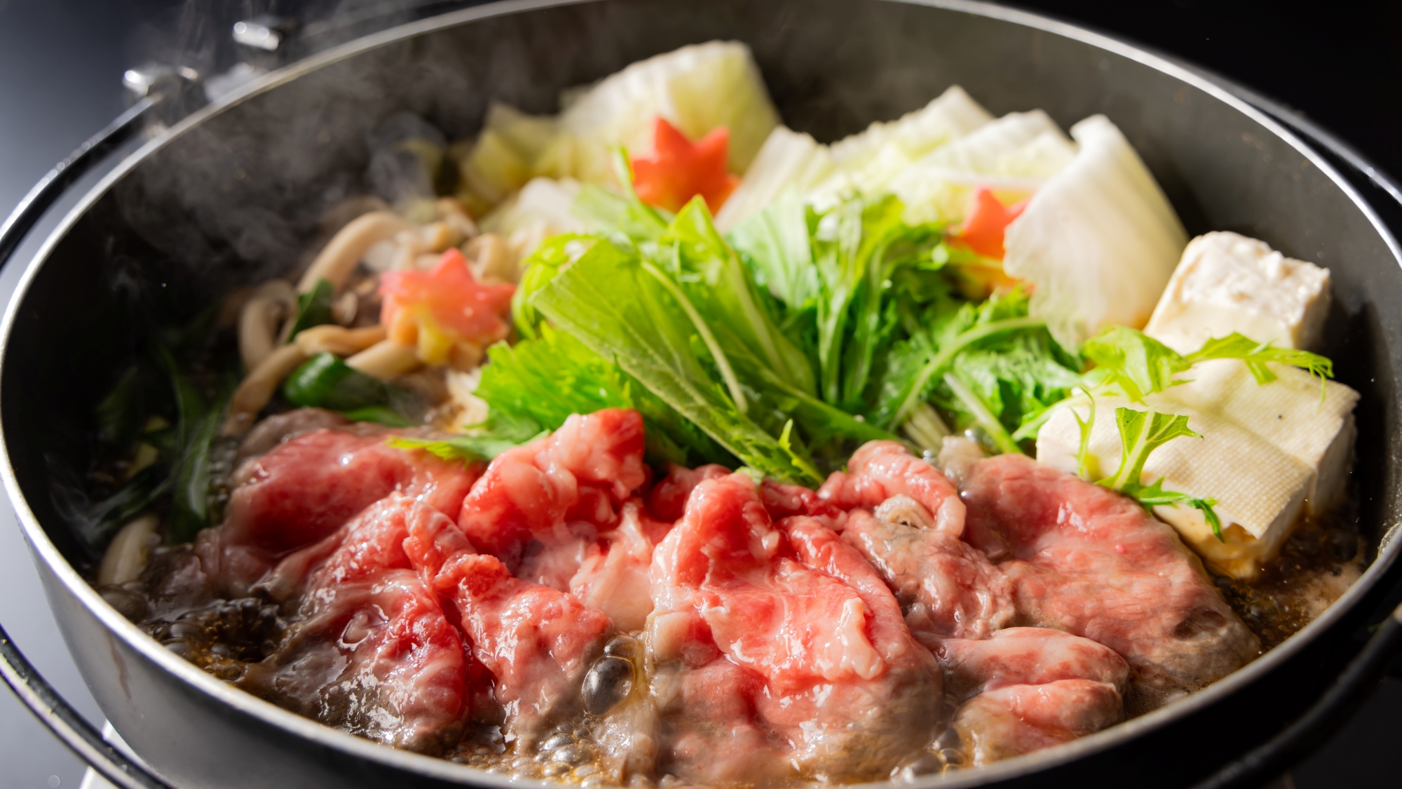 *【丹波牛すきやき】柔らかな肉質と甘みのある脂でとろける味わいをご堪能ください。（一例）