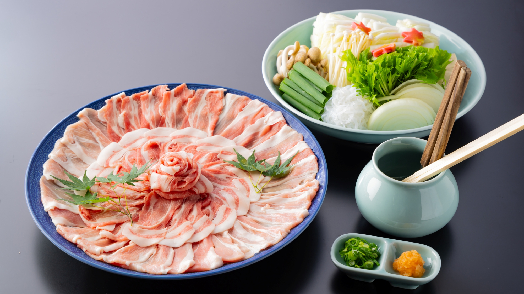 *【京丹波高原豚しゃぶしゃぶ】寒暖差の激しい環境とこだわりの飼料からうまれる甘い霜降りは絶品（一例）
