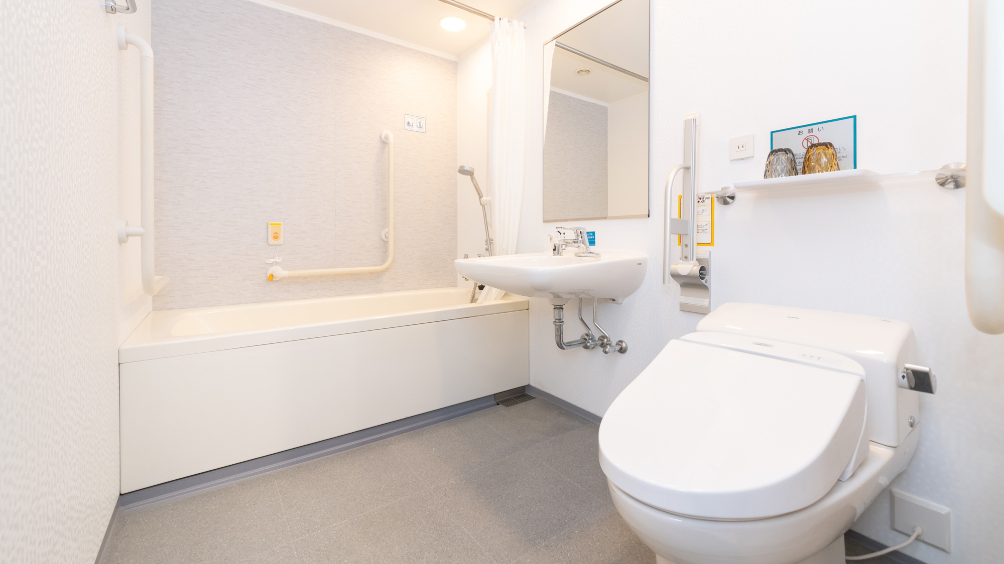 ユニバーサルルームのバスルーム（ご予約はお電話のみ可能です。）