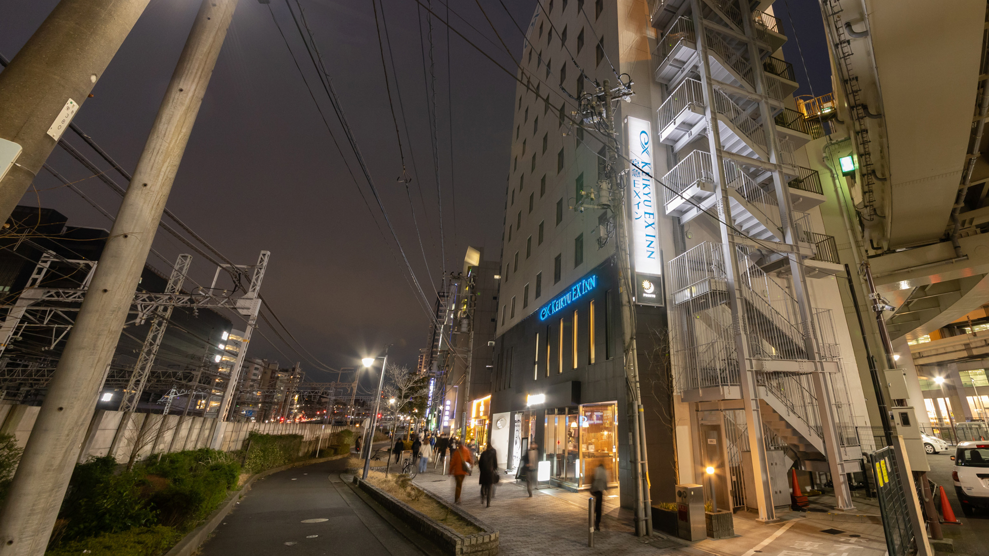 夜間の外観