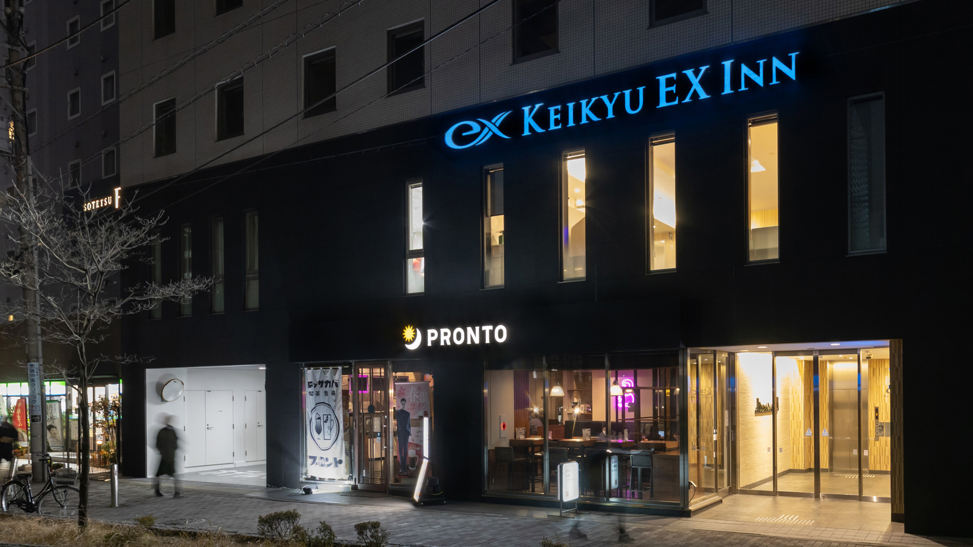 夜間の低層階の外観