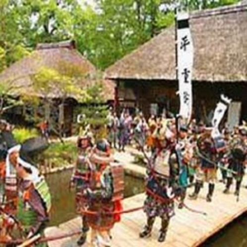 鎧武者や絵巻行列をはじめ、薩摩琵琶による「平家物語」の演奏や上臈参拝、太鼓演奏等も楽しめます。。。