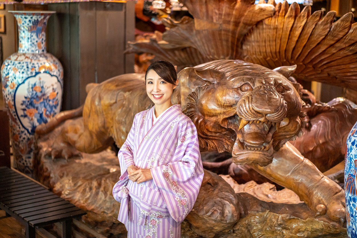 日本一。。。国宝級～重要文化財（美術品）～風格ある虎の木彫りが～お客様をお迎えしております。。。