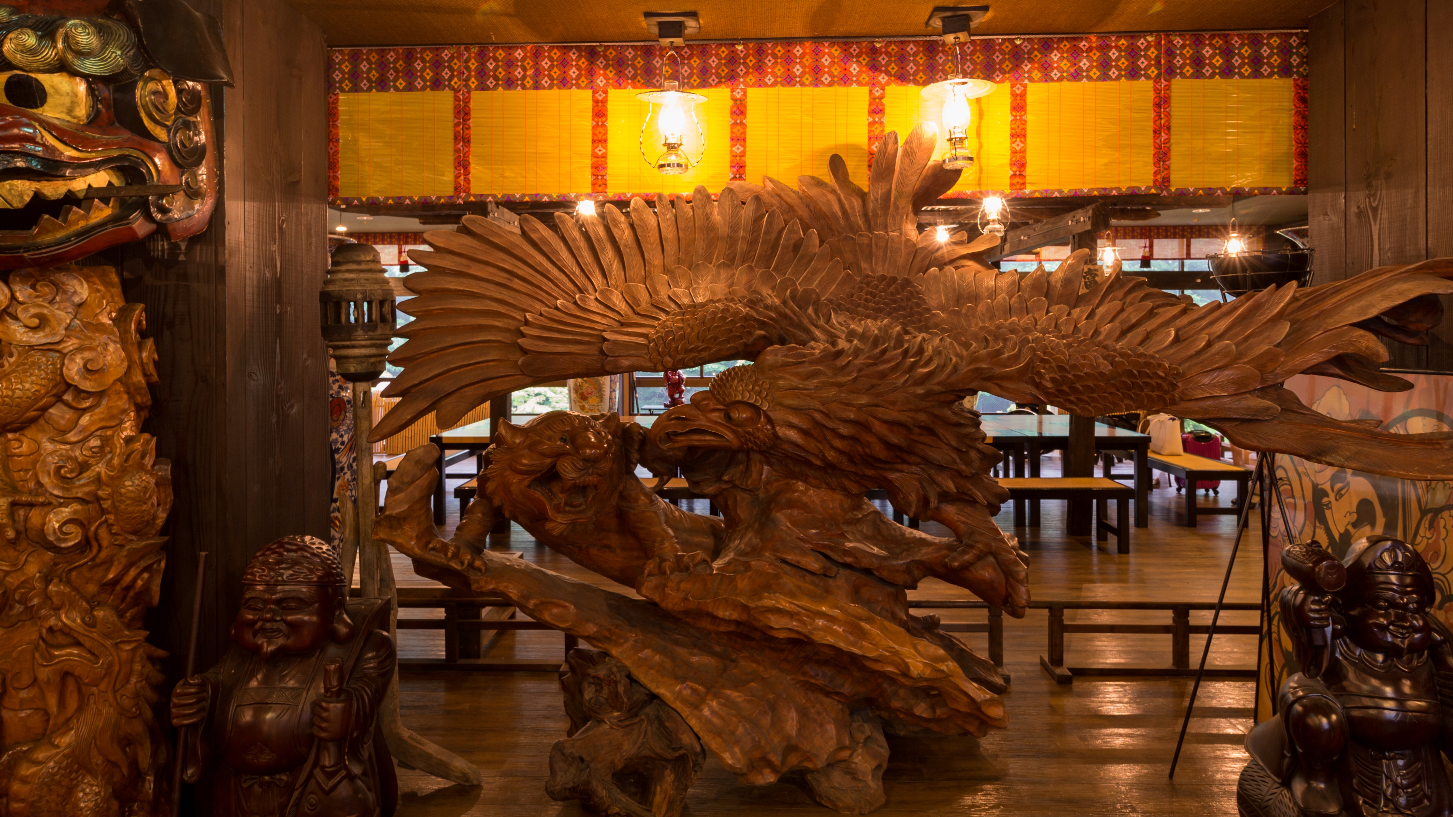 日本一。。。巨大な木彫りの鷲の置物４m50cm（推定樹齢２００年）が、お客様をお迎えしています。。。