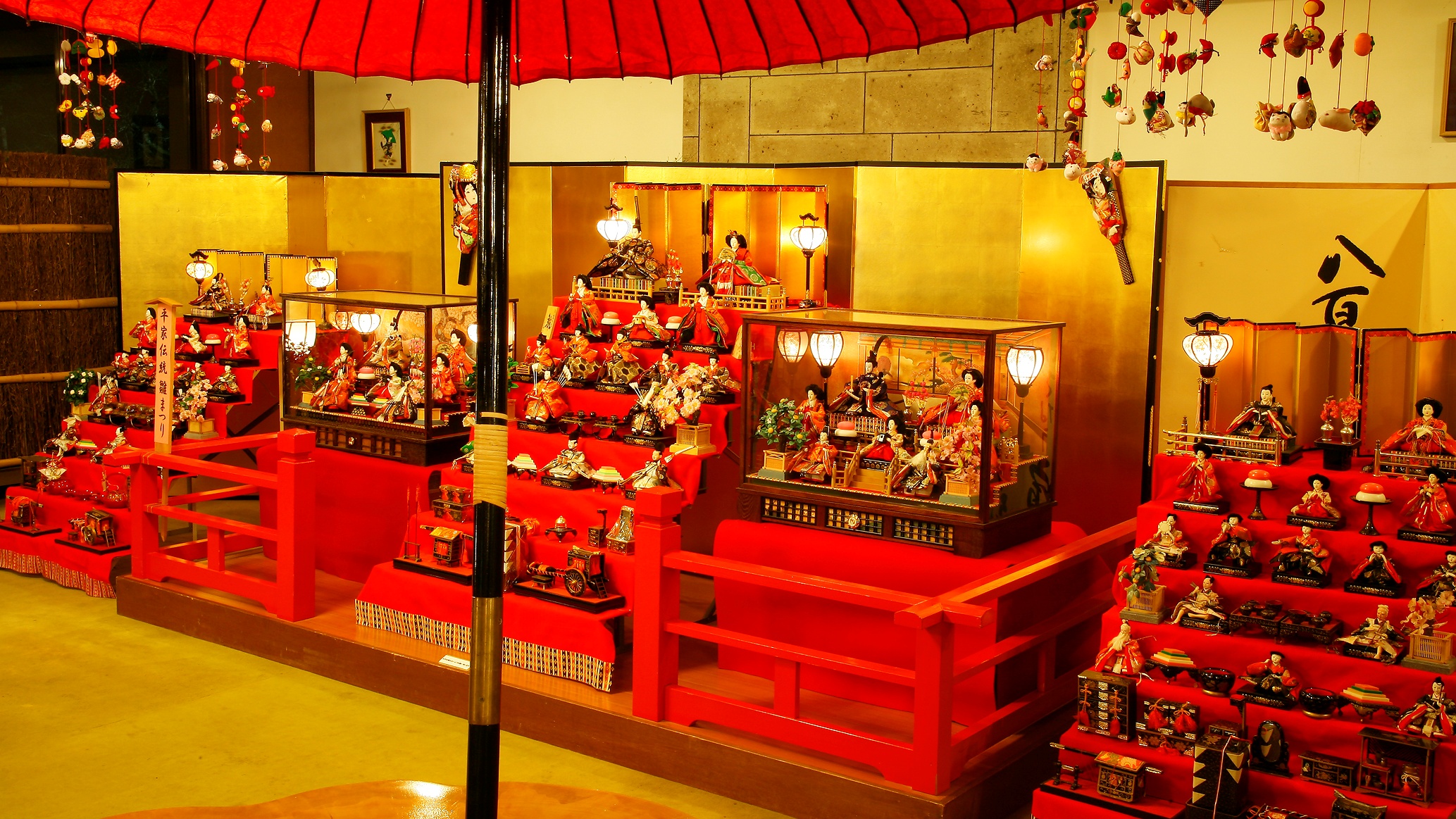 日本の伝統行事“雛祭り”手作りの吊るし雛など『蔵』と調和した、雅な「和」の空間が【揚羽】を彩ります!