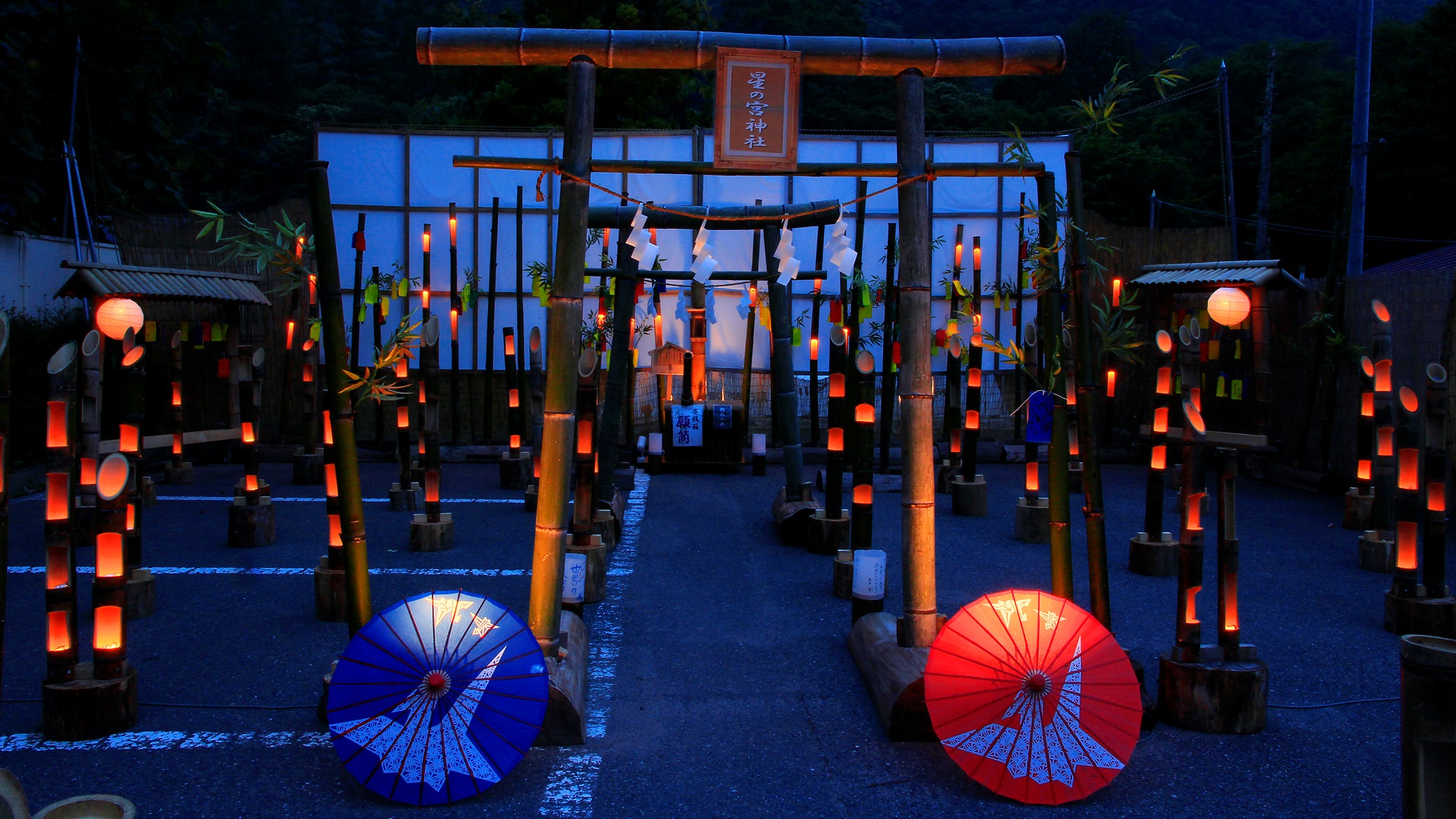【竹の宵祭り】竹灯篭のロウソクのあかりは、その日限りの二度とは見られない光景♪夏の夜の思い出に^^♪