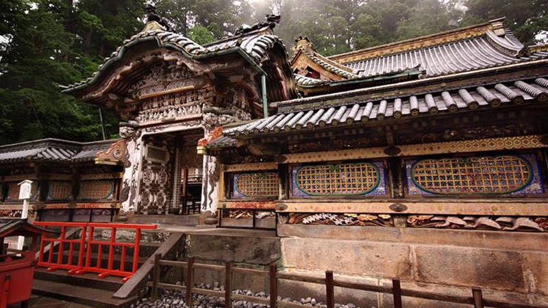 【日光東照宮】は元和（げんな）3年（1617）徳川初代将軍徳川家康公を御祭神におまつりした神社です。