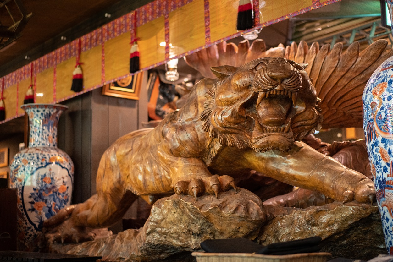 江戸時代（1600年代、慶長～元禄）下野国の寺院から譲り受けた日本最大級の虎の木彫り7メートル。。。