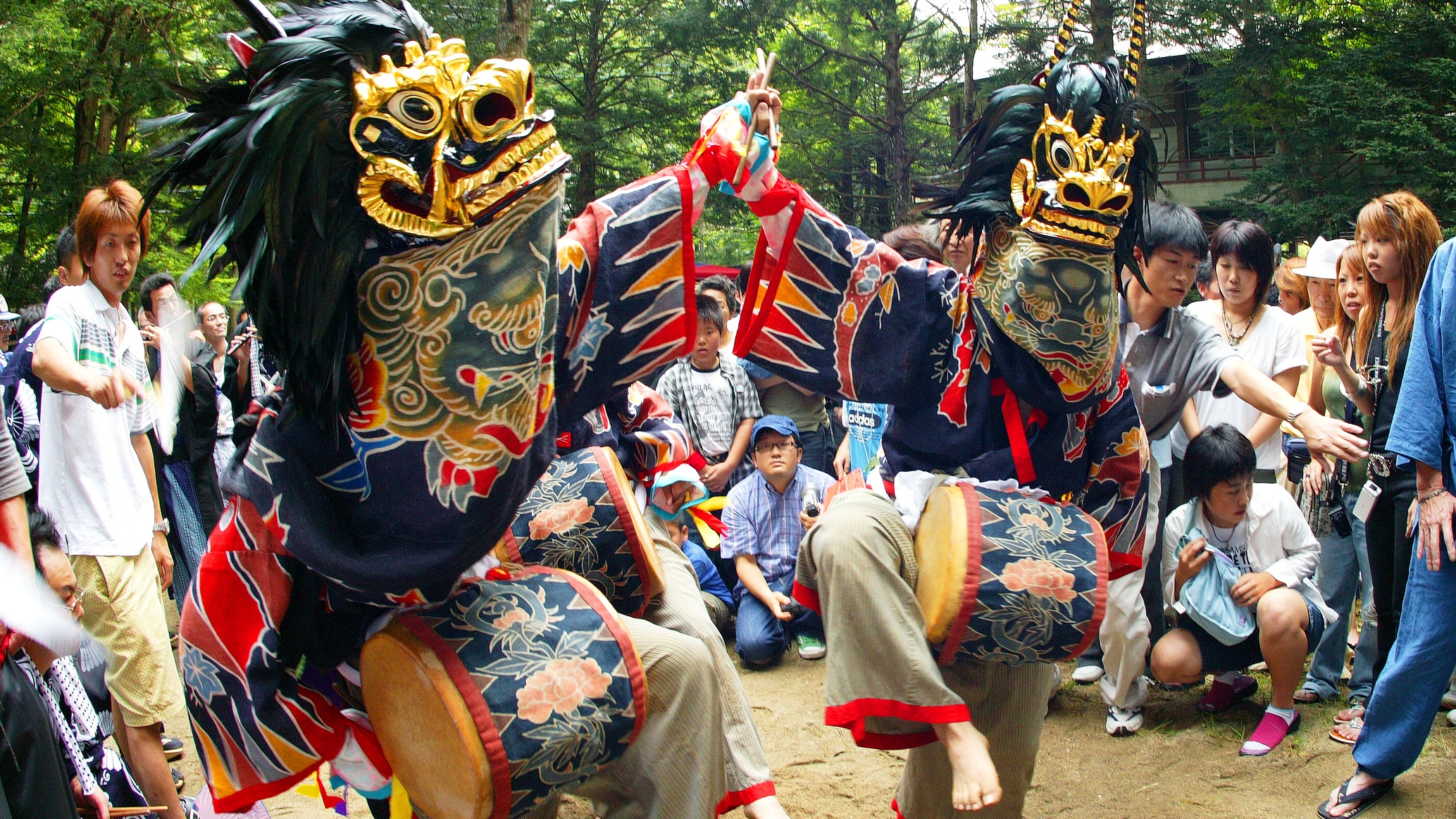 先祖を祀る村の鎮守祭り天狗の先導で“獅子舞”が奉納されます。古くから地元に伝わるお祭りです♪