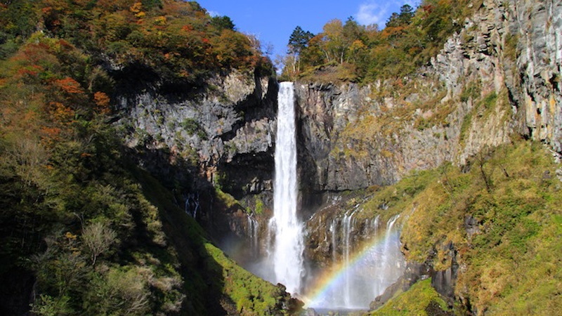【華厳の滝】は見る場所や季節で七変化！高さ97mもの水が一気に落下する姿は大迫力！『日本三名瀑』