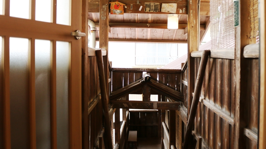 木造りの階段を降り、床も壁も天井も檜の湯小屋へ