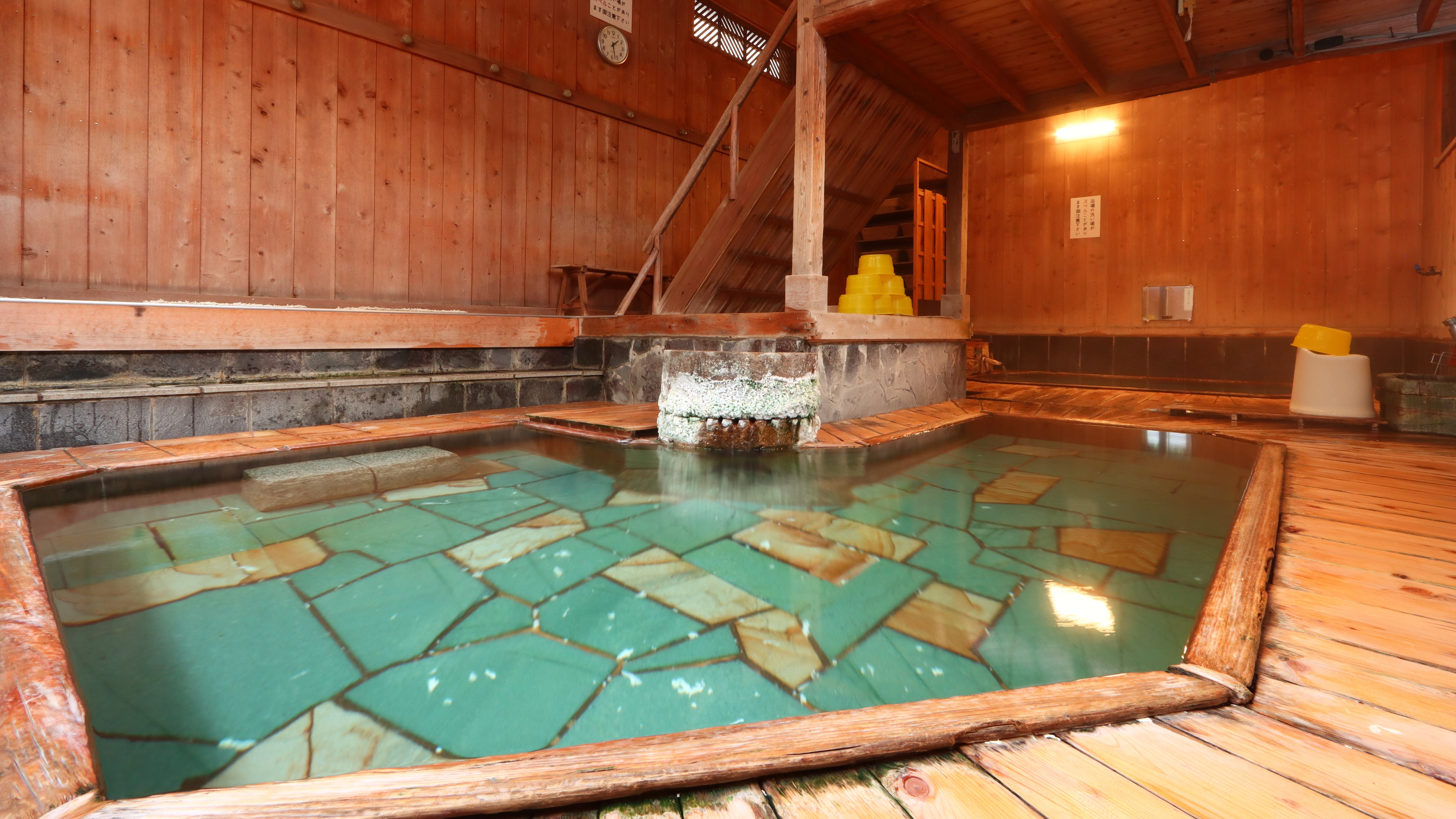 源泉かけ流しの湯でカラダも心もポッカポカ。