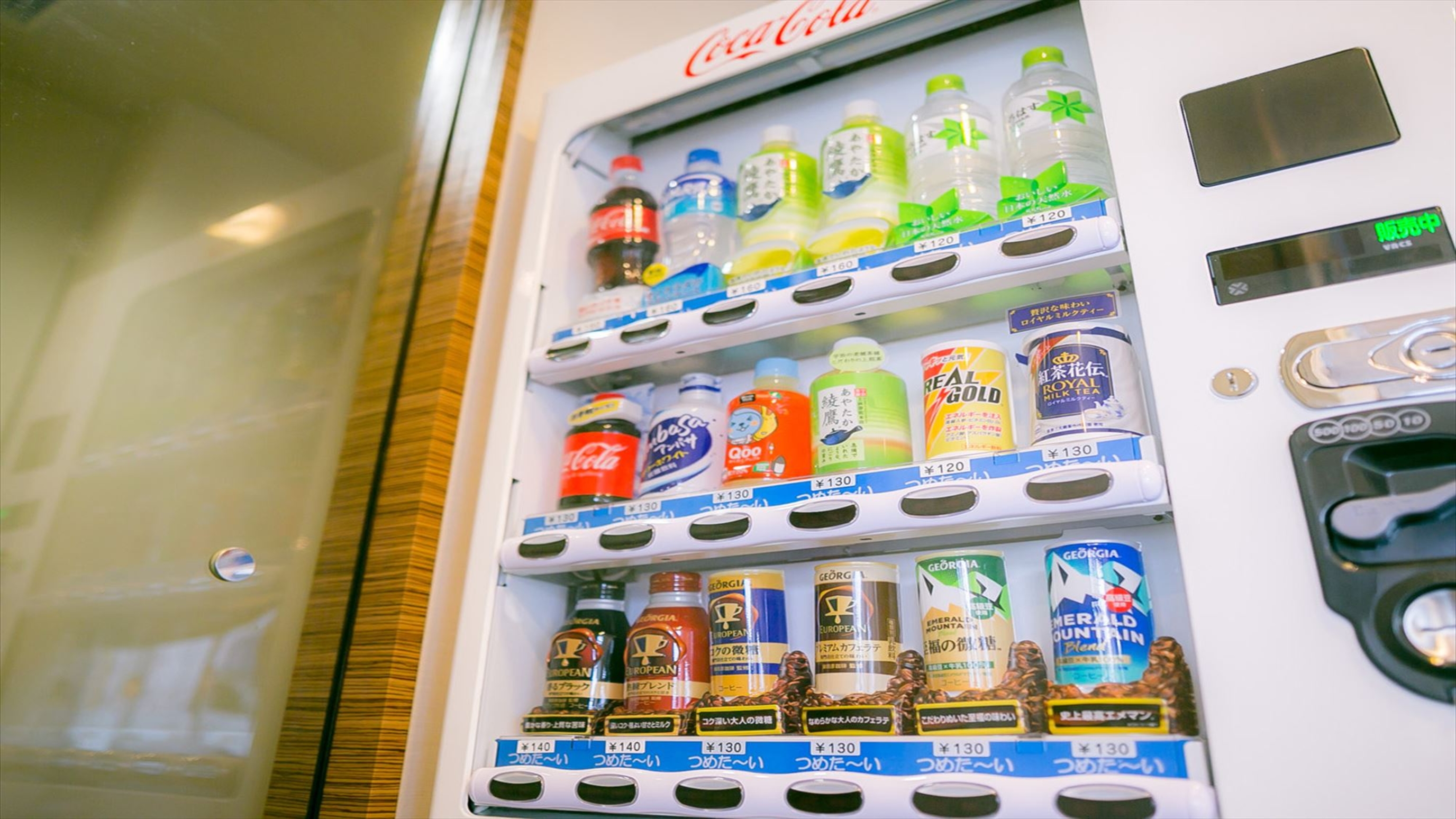 ジュースも館内販売しています。