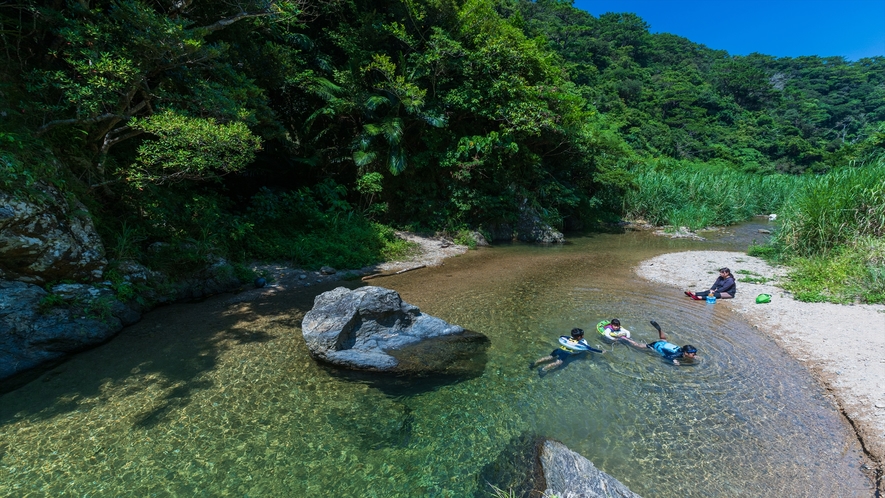 ［伊江川］周辺の伊江川で水遊びを楽しめます。神秘的な色の水面をご覧頂けます。