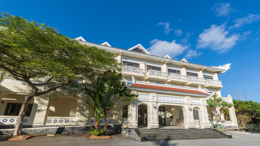沖縄最北端のリゾートホテル。アジアンテイストな外観＆内装でお迎えします。