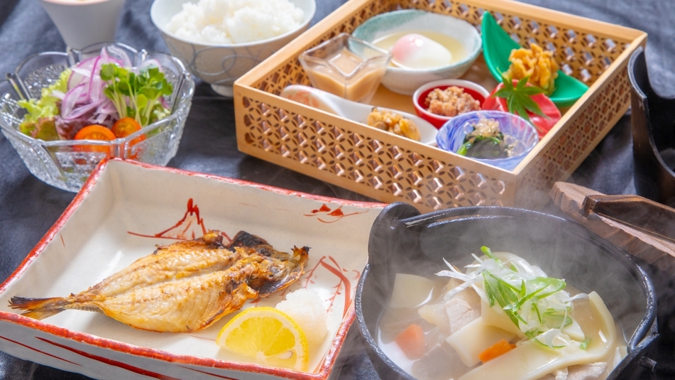 【直前ご予約特典！ワンドリンクサービス】〜自慢の青湯と泰葉創作会席を気軽に楽しむ基本会席〜1泊2食付