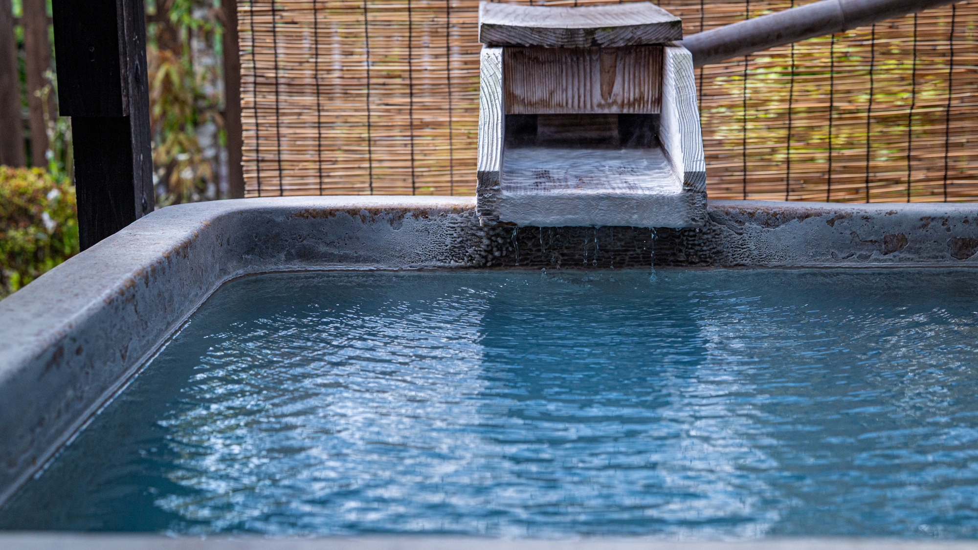 【離れ12畳和室一例】源泉かけ流し。青みを帯びた湯が、静かに満ちている。