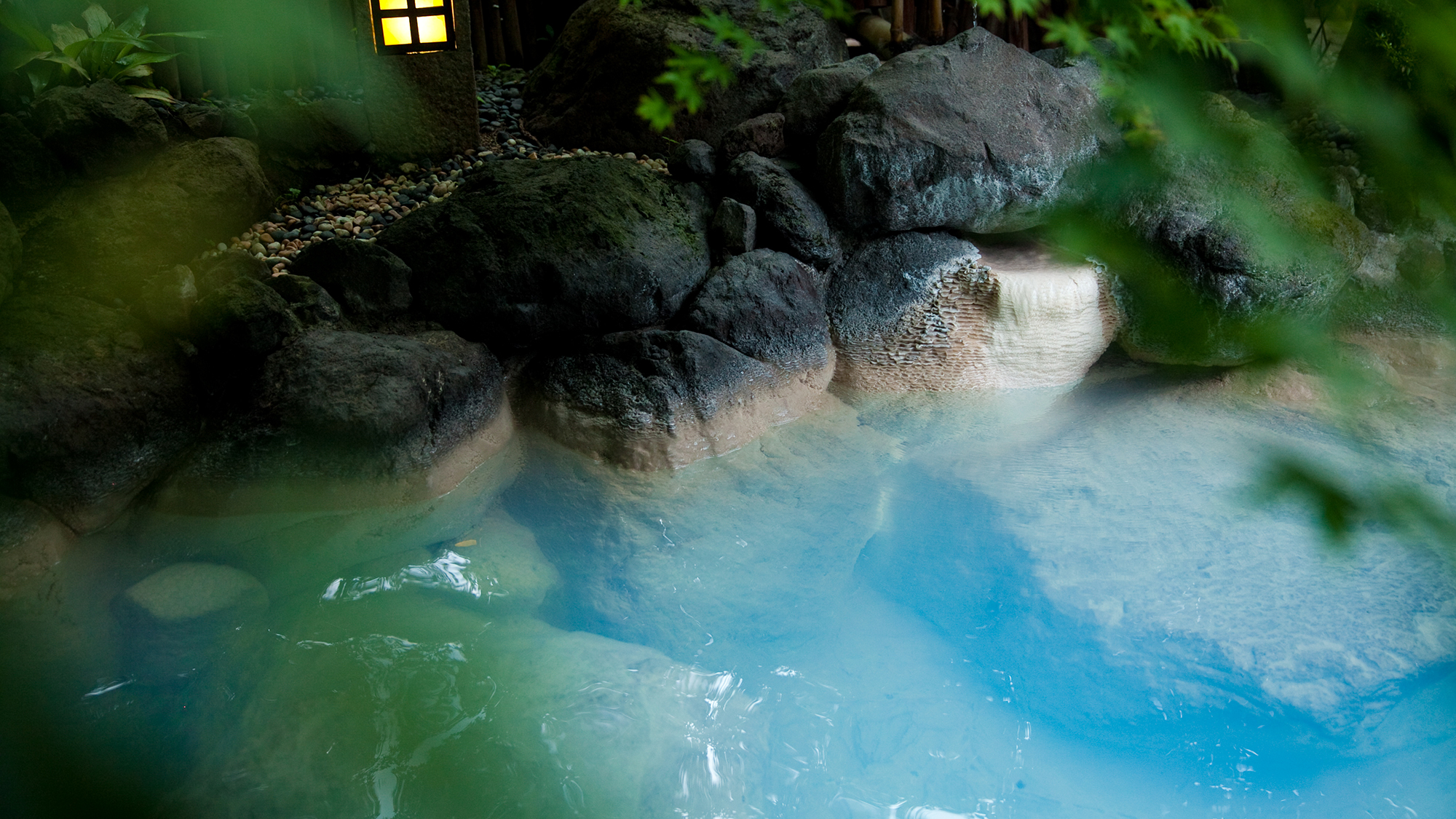 【露天風呂】光の角度、気温、空の色・・・すべてが湯の表情を変えていきます。