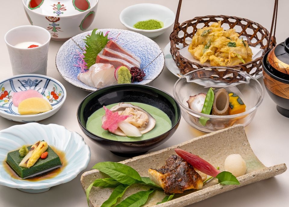 【季節の会席料理を堪能】日本料理 鯉城ディナー付プラン＜スタンダード・スーペリアフロア＞