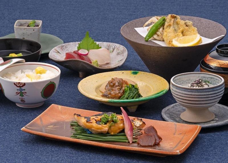 【季節の会席料理を堪能】日本料理 鯉城ディナー付プラン＜スタンダード・スーペリアフロア＞