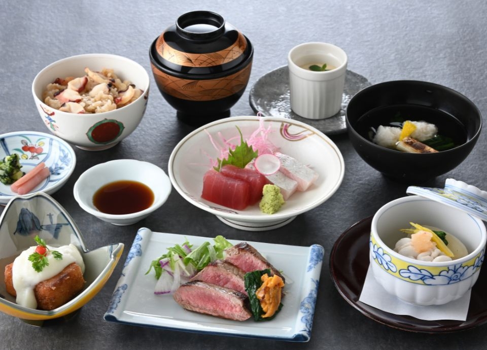 【季節の会席料理を堪能】日本料理 鯉城ディナー付プラン＜スタンダード・スーペリアフロア＞