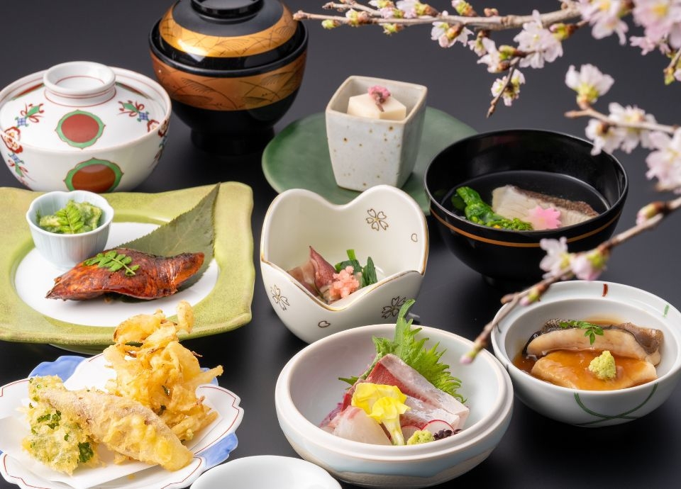 【季節の会席料理を堪能】日本料理 鯉城ディナー付プラン＜スタンダード・スーペリアフロア＞