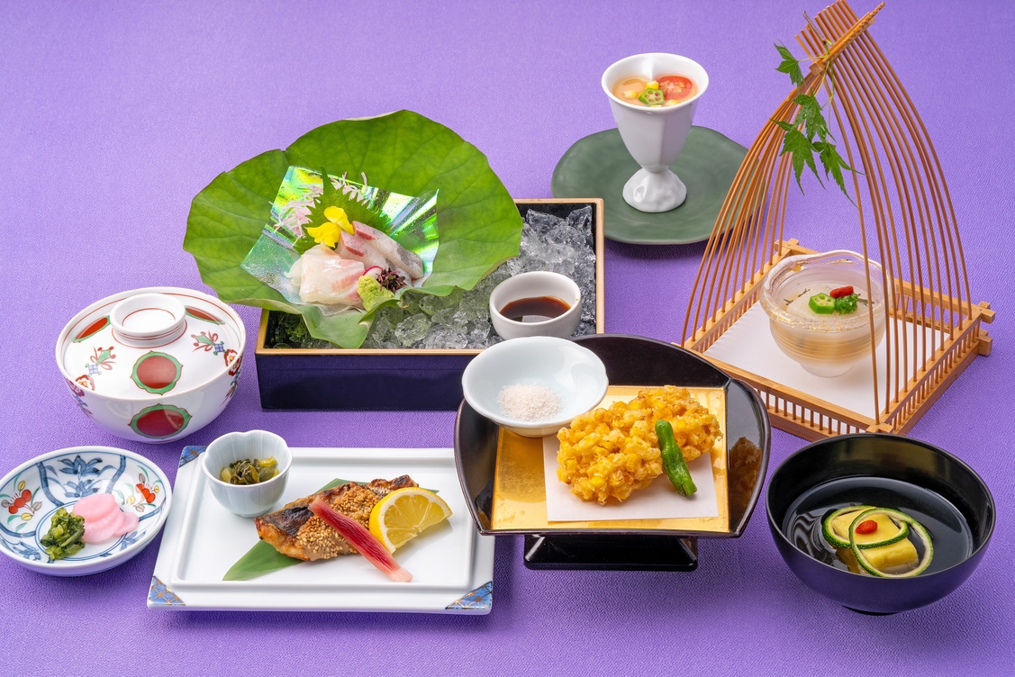 【季節の会席料理を堪能】日本料理 鯉城ディナー付プラン＜スタンダード・スーペリアフロア＞