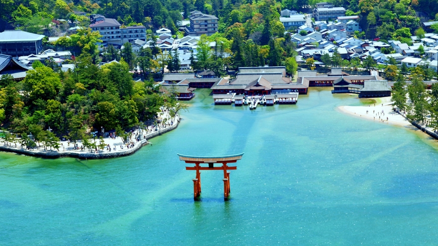 世界遺 産厳島神社　宮島へは約1時間