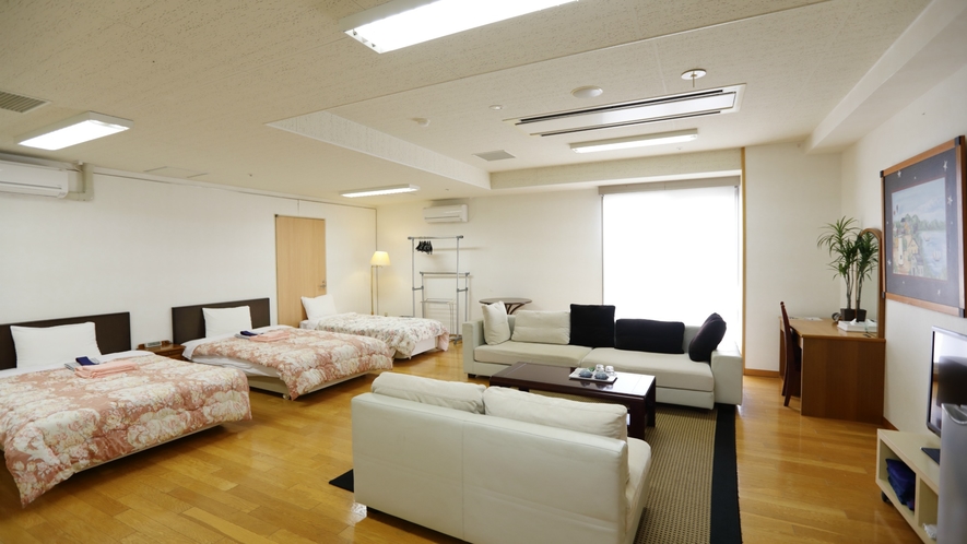 葵の間：大きいソファーが二つも並んだ贅沢なお部屋。3世代家族やグループでの利用にオススメ。