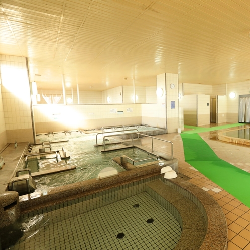 ひろーい大浴場：源泉は地下1300ｍから湧き出ており、塩分・鉄分が非常に高く身体に良いとされています