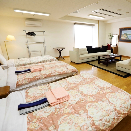 葵の間：贅沢に広々使った3ベッドのお部屋。最大6名まで可能。洗面台・トイレ付。バスなし。