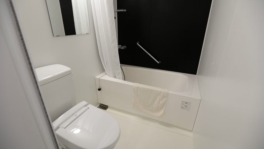 客室バス・トイレ：清潔感あふれるバスルーム。