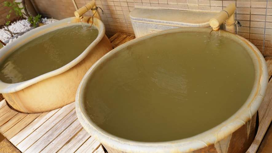 つぼ湯：今大流行中のつぼ湯。つぼが温泉をさめにくくし、白濁した湯がとても気持ちいいです。