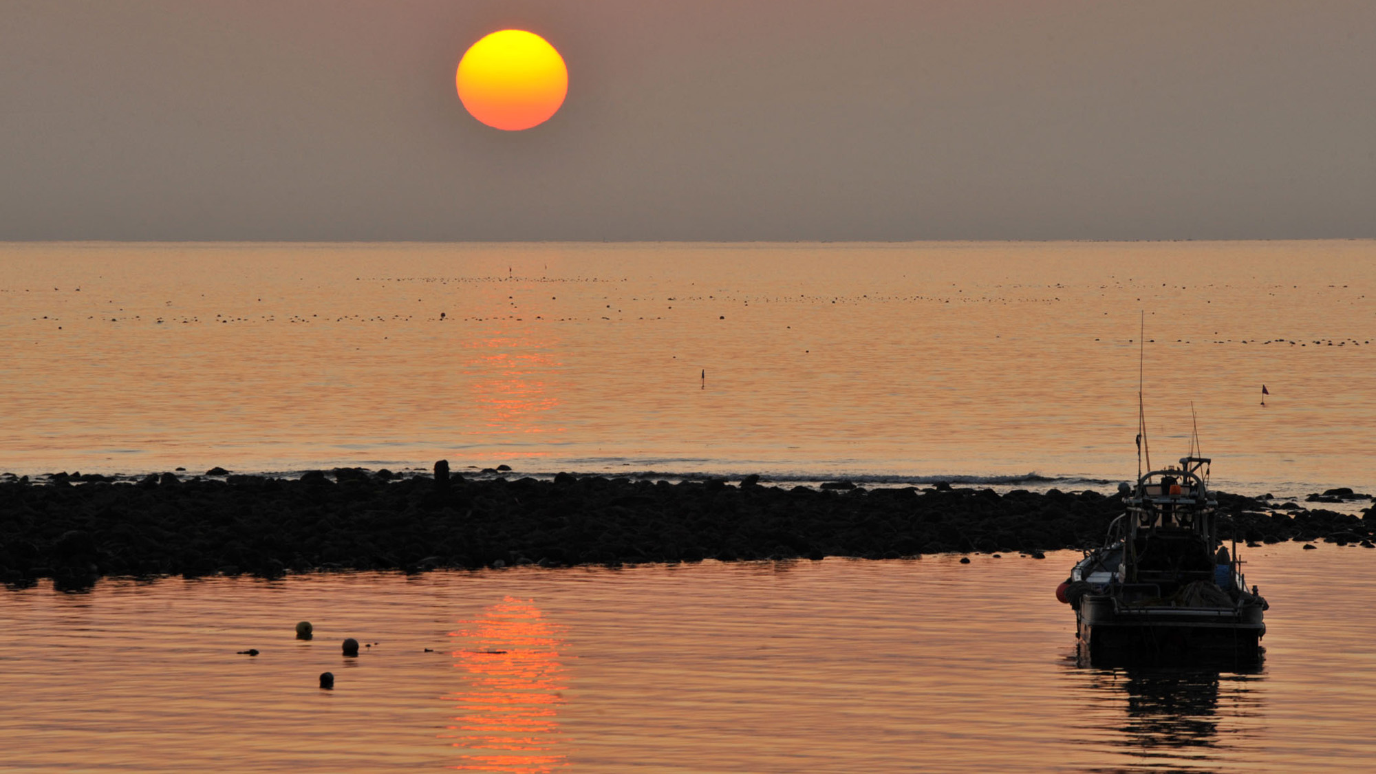 *【材木座海岸】和賀江島の夕焼け（車で5分・徒歩20分）※写真提供：鎌倉市観光協会