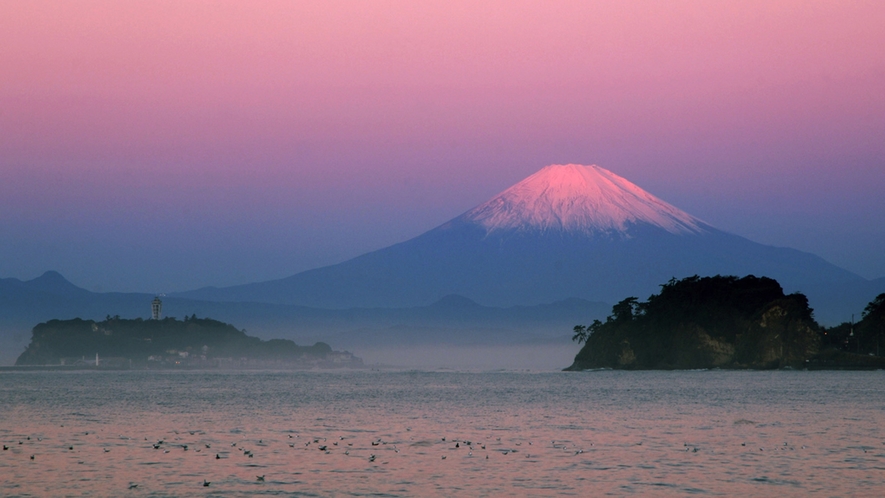 *【紅富士】秋／江ノ島周辺からの風景（車で10分／電車で30分）※写真提供：鎌倉市観光協会