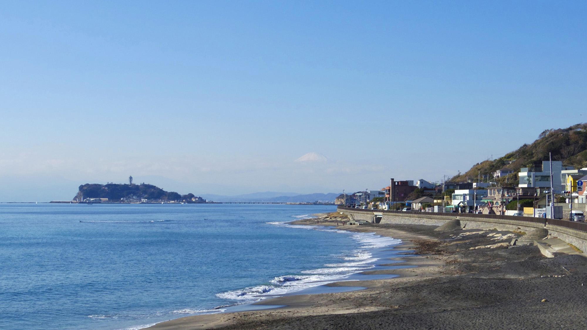 *【江ノ島】海岸から望む江ノ島（車で10分／電車で30分）