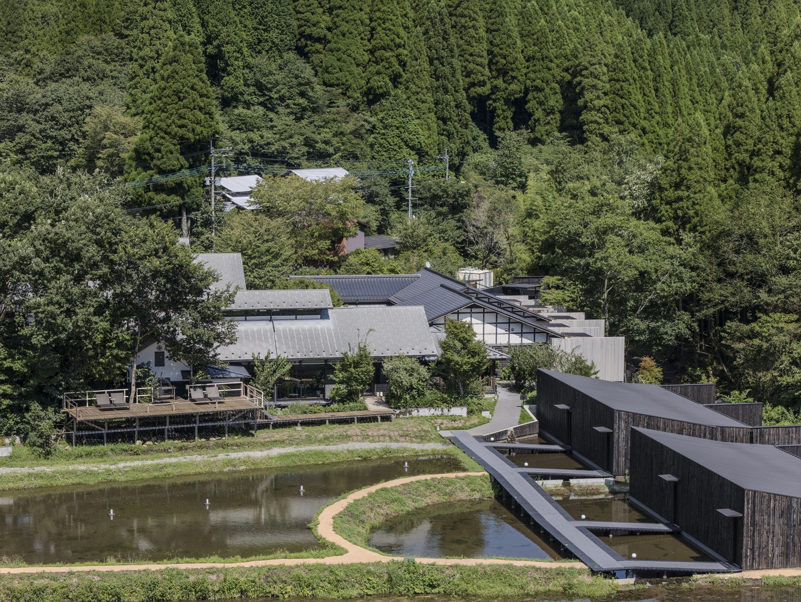 上空から見た藤のや全景です